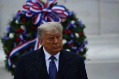 Tổng thống Donald Trump dự lễ đặt vòng hoa nhân ngày Cựu chiến binh ngày 11/11 tại Nghĩa trang Quốc gia Arlington ở Arlington, Virginia. (Ảnh: AFP/Getty Images)