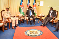 Tổng thống Nam Sudan Salva Kiir (giữa) và thủ lĩnh phe đối lập chính Riek Machar (phải) tại vòng đàm phán hòa bình ở Juba, Nam Sudan, ngày 16/12/2019. (Ảnh: AFP/TTXVN)