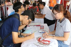 Người lao động là thanh niên tìm việc tại sàn giao dịch việc làm Thành phố Hồ Chí Minh. (Ảnh: Thanh Vũ/TTXVN)