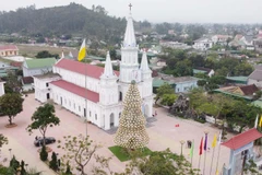 Cây thông Noel làm từ hơn 1.000 chiếc nón lá độc đáo nằm trong khuôn viên nhà thờ giáo xứ Bố Sơn. (Ảnh: Tá Chuyên/TTXVN)