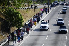 Người di cư trong hành trình tới Mỹ tại khu vực San Salvador, El Salvador. (Ảnh: AFP/TTXVN)