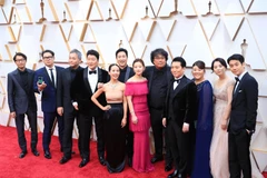Đoàn làm phim "Parasite" trên thảm đỏ Lễ trao giải Oscar lần thứ 92 tại nhà hát Dolby, Los Angeles, Mỹ, ngày 9/2/2020. (Ảnh: THX/TTXVN)