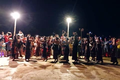 Biểu diễn văn nghệ tại Làng du lịch sinh thái cộng đồng Bha Lêê - Tà Lang phục vụ các du khách đến tham quan. Ảnh: TTXVN phát