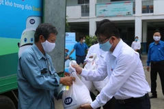 Hỗ trợ người lao động bị ảnh hưởng bởi dịch COVID-19 tại TP Hồ Chí Minh. (Ảnh: Thanh Vũ/TTXVN)