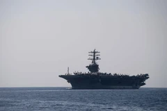 Tàu sân bay USS Nimitz của Hải quân Mỹ đi qua Eo biển Hormuz ngày 18/9/2020. (Ảnh: AFP/TTXVN)
