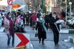 Người dân đeo khẩu trang để phòng tránh lây nhiễm COVID-19 tại Tehran, Iran, ngày 19/3/2020. (Ảnh: THX/TTXVN)