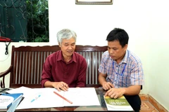 Cán bộ trạm địa chấn Điện Biên xác định tọa độ trên bản đồ nơi xảy ra trận động động đất. (Ảnh: Phan Tuấn Anh/TTXVN)