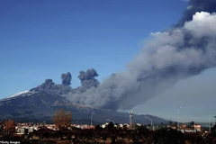 Khói bụi khi núi lửa Etna "thức giấc." (Nguồn: dailymail.co.uk)