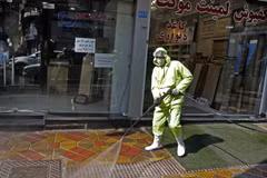 Phun thuốc khử trùng nhằm ngăn ngừa sự lây lan của dịch bệnh COVID-19 tại Tehran, Iran ngày 5/3/2020. (Ảnh: AFP/TTXVN)