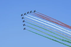 Các máy bay của đội bay Frecce Tricolori thuộc Không quân Italy thực hiện màn nhào lộn nhân kỷ niệm 75 năm Ngày giải phóng đất nước khỏi chế độ phát xít, tại Rome ngày 25/4/2020. (Ảnh: THX/TTXVN)