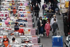 Người dân mua hàng hóa tại một khu chợ ở Daegu, Hàn Quốc. (Ảnh: THX/TTXVN)