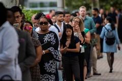 Người dân xếp hàng chờ phỏng vấn xin việc tại thành phố Arlington, bang Virginia, Mỹ. (Ảnh: AFP/TTXVN)