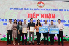 Ủy ban Mặt trận Tổ quốc Việt Nam thành phố Hà Nội tổ chức lễ tiếp nhận ủng hộ của nhiều cơ quan, đơn vị, doanh nghiệp. (Ảnh: Nguyễn Thắng/TTXVN)