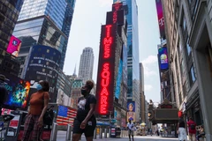 Người dân đeo khẩu trang phòng lây nhiễm COVID-19 tại New York, Mỹ, ngày 9/8/2020. (Ảnh: THX/TTXVN)