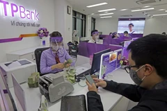 Khách hàng giao dịch tại Hội sở chính TPBank. (Ảnh: Trần Việt/TTXVN)