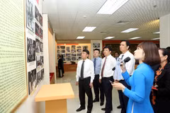 Lãnh đạo TTXVN tham quan Phòng truyền thống Cơ quan TTXVN khu vực miền Trung-Tây Nguyên tại thành phố Đà Nẵng. (Ảnh: Trần Lê Lâm/TTXVN)
