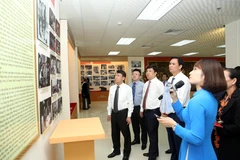 Lãnh đạo TTXVN tham quan Phòng truyền thống Cơ quan TTXVN khu vực miền Trung-Tây Nguyên tại thành phố Đà Nẵng. (Ảnh: Trần Lê Lâm/TTXVN)