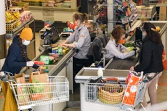 Người dân mua hàng tại siêu thị ở Jena, Đức ngày 6/4/2020 trong bối cảnh dịch COVID-19 bùng phát. (Ảnh: THX/TTXVN)