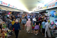 Người dân mua sắm tại chợ Cồn (quận Hải Châu, thành phố Đà Nẵng) sau thời gian thực hiện giãn cách xã hội. (Ảnh: Quốc Dũng/TTXVN)