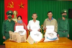 Các đối tượng trong đường dây vận chuyển, buôn bán thuốc nổ bị bắt tại cơ quan chức năng. (Ảnh: TTXVN)