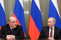 Tổng thống Nga Vladimir Putin (phải) và Thủ tướng Mikhail Mishustin trong một cuộc họp tại Moskva. (Ảnh: AFP/TTXVN)