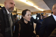 CFO Tập đoàn Huawei của Trung Quốc, bà Mạnh Vãn Châu (giữa) rời Tòa án Tối cao ở British Columbia, Canada sau phiên tòa xem xét việc dẫn độ bà về Mỹ, ngày 20/1/2020. (Ảnh: AFP/TTXVN)