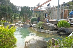 Một căn nhà kiểu biệt thự sân vườn bị lực lượng chức năng tháo dỡ trong sáng 10/12. (Ảnh: Nguyễn Dũng/TTXVN)