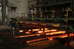 Hoạt động sản xuất tại Nhà máy thép Việt-Trung. (Ảnh: Quốc Khánh/TTXVN)