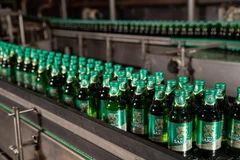 Dây chuyền sản xuất bia của Sabeco. (Ảnh: PV/Vietnam+)