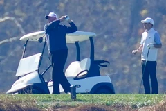 [Video] Tổng thống Mỹ Donald Trump bình thản đi chơi golf dù thua kiện