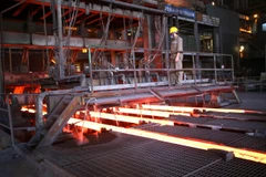 Sản xuất tại Công ty CP Thép Hòa Phát Hải Dương. (Ảnh: TTXVN)