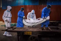 Chuyển thi thể bệnh nhân mắc COVID-19 tại New Delhi, Ấn Độ ngày 22/8/2020. (Ảnh: AFP/TTXVN)