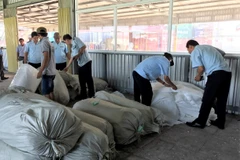 Lực lượng hải quan kiểm tra lô hàng hóa nhập khẩu gian lận xuất xứ. (Ảnh: TTXVN phát)