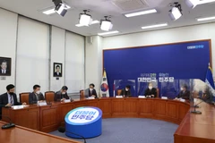 Chủ tịch đảng Dân chủ Đồng hành Lee Nak-yon tiếp Đại sứ Việt Nam tại Hàn Quốc Nguyễn Vũ Tùng. (Ảnh: Mạnh Hùng/Vietnam+) 