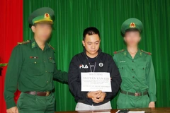 Đối tượng Nguyễn Tấn Lợi và tang vật. (Ảnh: Trần Tĩnh/TTXVN)