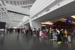 Hành khách làm thủ tục tại Sân bay Quốc tế Cam Ranh. (Ảnh: TTXVN phát)