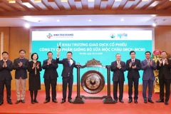 Tổng Giám đốc công ty Mộc Châu Milk thực hiện nghi thức đánh cồng, chính thức khai trương giao dịch cổ phiếu MCM trên sàn UPCOM.