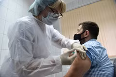 Tiêm thử nghiệm vaccine ngừa COVID-19 cho tình nguyện viên tại Moskva, Nga ngày 10/9/2020. (Ảnh: AFP/TTXVN)