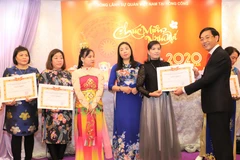 Tổng lãnh sự Trần Thanh Huân trao giấy khen cho các các Việt kiều tiêu biểu. (Ảnh: Hoài Nam/Vietnam+)