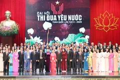Chủ tịch Quốc hội Nguyễn Thị Kim Ngân, Phó Chủ tịch nước Đặng Thị Ngọc Thịnh, Phó Chủ tịch thứ nhất Hội đồng Thi đua-Khen thưởng Trung ương với các đại biểu tại Đại hội Thi đua yêu nước toàn quốc lần thứ X. (Ảnh: Trọng Đức/TTXVN)