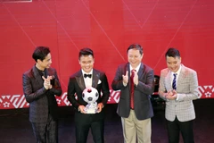 Phó Chủ tịch UBND Thành phố Hồ Chí Minh Dương Anh Đức trao giải Quả bóng Bạc nam 2019 cho Nguyễn Quang Hải. (Ảnh: Tiến Lực/TTXVN)