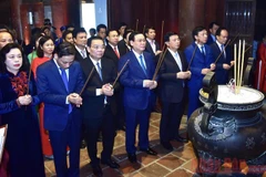 Bí thư Thành ủy Hà Nội Vương Đình Huệ cùng các đồng chí lãnh đạo Trung ương, thành phố Hà Nội cùng các đại biểu dâng hương tưởng niệm danh nhân Chu Văn An tại Văn Miếu-Quốc Tử Giám. (Nguồn: nhandan.com.vn)