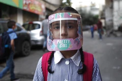 Trẻ em đeo mặt nạ bảo hộ phòng lây nhiễm COVID-19 tại trại tị nạn Al-Amari ở thành phố Ramallah, Bờ Tây, ngày 6/9/2020. (Ảnh: THX/TTXVN)