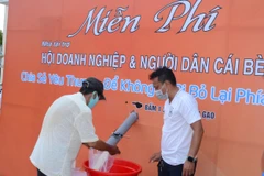 Mô hình "Cây ATM gạo" của anh Hoàng Tuấn Anh đã được nhân rộng ở nhiều địa phương. (Ảnh: Nam Thái/TTXVN)