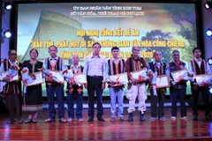 Sở Văn hóa, Thể thao và Du lịch tỉnh Kon Tum khen thưởng cho các tập thể, cá nhân có cống hiến tiêu biểu về bảo tồn, phát huy di sản không gian văn hóa cồng chiêng. (Ảnh: Khoa Chương/TTXVN)