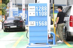 Giá xăng dầu được niêm yết tại trạm xăng ở Seoul, Hàn Quốc. (Ảnh: Yonhap/ TTXVN)