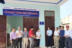 Đại diện lãnh đạo Tổng công ty Điện lực miền Trung bàn giao nhà tình nghĩa tại tỉnh Quảng Bình. (Nguồn: baoquangbinh.vn)