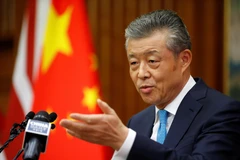 Đại sứ Trung Quốc tại Anh Lưu Hiểu Minh phát biểu tại cuộc họp báo ở London ngày 6/2/2020. (Ảnh: AFP/TTXVN)