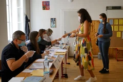 Cử tri đăng ký tại điểm bỏ phiếu bầu các hội đồng khu vực và bầu cử thay thế 1/3 vị trí của Thượng viện Cộng hòa Séc tại Prague ngày 2/10/2020. (Ảnh: THX/TTXVN)