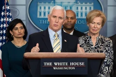 Phó Tổng thống Mỹ Mike Pence (giữa) phát biểu tại một cuộc họp báo ở Washington, DC. (Ảnh: AFP/TTXVN) 